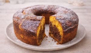 Este bolo marmoreado de cenoura e chocolate fica uma perdição