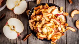 O jeito mais fácil de transformar maçã em um snack doce, saudável e irresistível