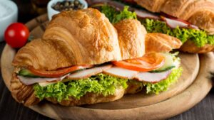 Croissant com Peito de Peru, Salada e Tomate lanche leve que impressiona já na primeira mordida