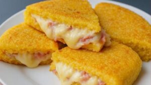 Cuscuz de frigideira recheado que fica pronto em minutos: prático, recheado e tão gostoso que você vai querer todo dia