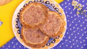 Esfirra aberta de carne com catupiry: sabor de restaurante na sua casa