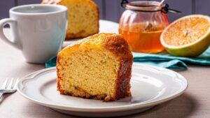 Faltou fermento? O segredo do bicarbonato com limão para o bolo crescer