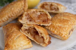 Folhadinhos de Maçã e Canela – Receita Fácil com Massa Folhada