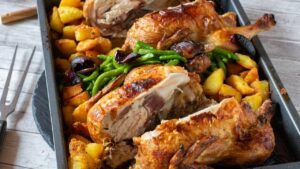 Frango Assado com Batatas no Forno que Além de delicioso Nunca sai de moda