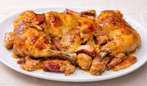 Frango assado no forno à moda da sogra (fica incrível e é muito fácil)