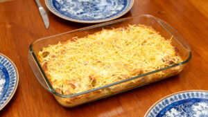 Direto da travessa, o fricassê de frango chega cremoso e cheio de sabor