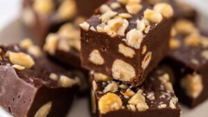 Esse fudge de chocolate com macadâmia derrete na boca e impressiona qualquer visita