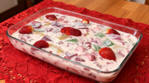 Levei essa gelatina de morango à geladeira e ela ficou incrivelmente cremosa