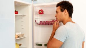 Conheça o erro comum que deixa a geladeira com mau cheiro
