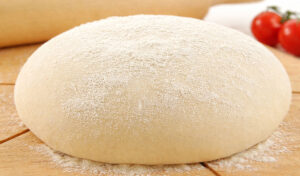 Massa de pizza caseira (quem diria que é tão fácil de fazer)