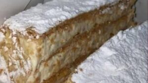 Mil-folhas caseiro perfeito: crocante por fora, cremoso por dentro e com cara de confeitaria de luxo