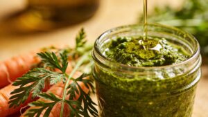Molho pesto caseiro com manjericão fresco e sabor irresistível