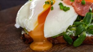 Ovo Poached O preparo delicado que impressiona mais do que parece