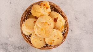 Pão de Queijo de 2 Ingredientes Fácil que Fica Pronto em Minutos e Delicioso