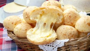 Pão de Queijo Recheado Crocante por fora, recheado por dentro e impossível de resistir