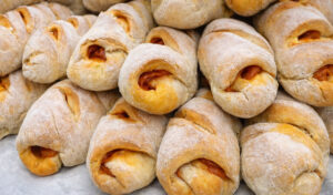 Pão com chouriço tradicional (rápido, fofinho e estaladiço)