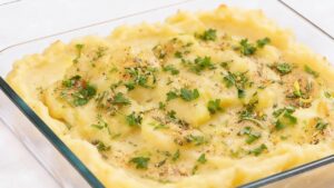 Com sabor caseiro o purê de batatas temperado fica irresistível