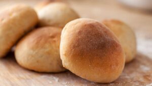 Bateu a fome? Faça pãozinho recheado doce ou salgado em casa