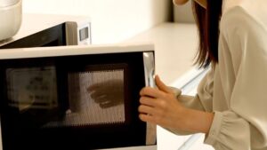 Recipientes proibidos no micro-ondas; veja lista completa