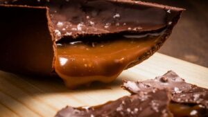 Sem brilho e sem crocância? Aprenda a temperar chocolate do jeito certo