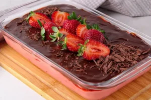 uma maravilha na travessa que combina chocolate com morango de forma perfeita