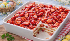 Sobremesa rápida de bolacha Maria natas e morangos