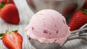 Um sorvete de morango cremoso que parece feito em sorveteria