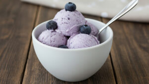 Sorvete Cremoso de Uva Preta Cremoso na medida certa com um sabor marcante que foge do comum