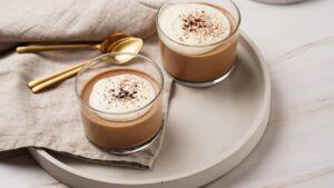 Sorvete Meio Congelado com Chantilly e Cacau em Pó Divino