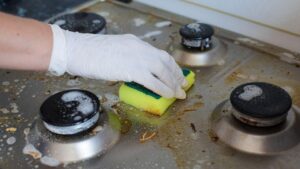Fogão sujo aumenta risco? Saiba como limpar corretamente
