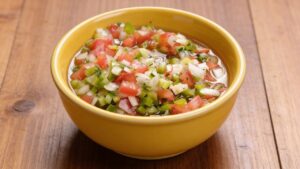 Vinagrete de Liquidificador Tudo batido e pronto para dar mais vida a qualquer prato