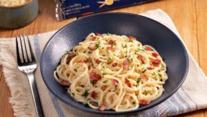 espaguete com parmesão e calabresa pronto em minutos