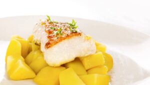 Filé de peixe assado com batatas de dar água na boca, a opção perfeita para um jantar leve sem abrir mão do sabor