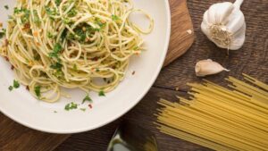 Entre receitas rápidas, esse macarrão alho e óleo se destaca por um detalhe que poucos usam