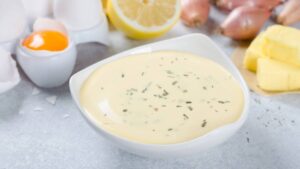 Adeus aos molhos sem graça, molho béarnaise cremoso que transforma qualquer prato