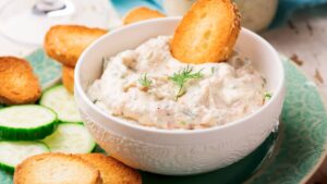 O patê de salmão defumado é tão sofisticado e cremoso que vai elevar seus lanches em minutos