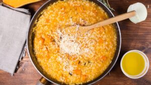 Risoto de queijo de dar água na boca, a opção perfeita para quem quer um almoço cremoso sem complicação