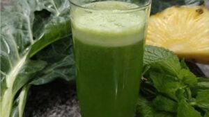 Suco Detox de Couve, Abacaxi e Hortelã que Refresca, Desincha e Faz Você se Sentir Leve em Minutos