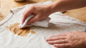 veja como remover manchas de café de tecidos com facilidade