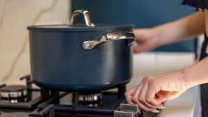 Gás caro? 5 alimentos que terminam de cozinhar com o fogo desligado