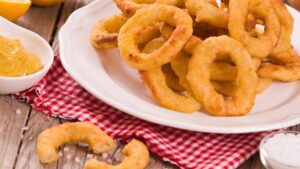Entre os petiscos mais irresistíveis, esses anéis de cebola dourados sempre acabam primeiro