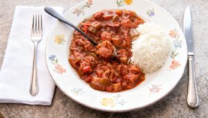 Linguiça ao molho com arroz branco que deixa qualquer refeição irresistível