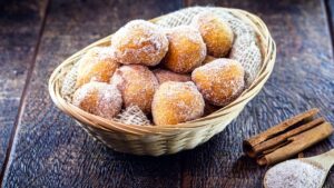 O aroma de bolinho de chuva saindo da panela faz qualquer tarde parecer mais acolhedora