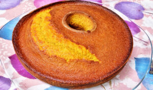 Fica grande e com um sabor incrível o bolo de cenoura da minha avó