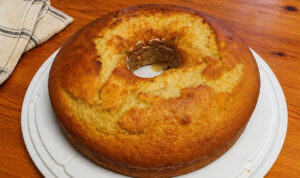 Este Bolo de Maçã faz-se num instante e fica uma delícia