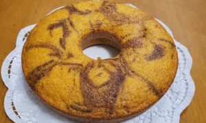 Este bolo mármore de cenoura fica mesmo bom e muito fofinho