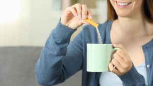 Café com açúcar ou adoçante? Veja o que é mais indicado para a saúde