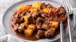 O corte de carne barato que fica perfeito na panela de pressão