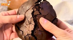 Sem farinha e cheio de sabor, cookie de chocolate macio por dentro que você faz em minutos