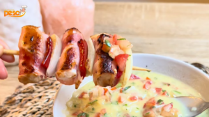 Ideal para reunir amigos, o espetinho com vinagrete conquista fácil